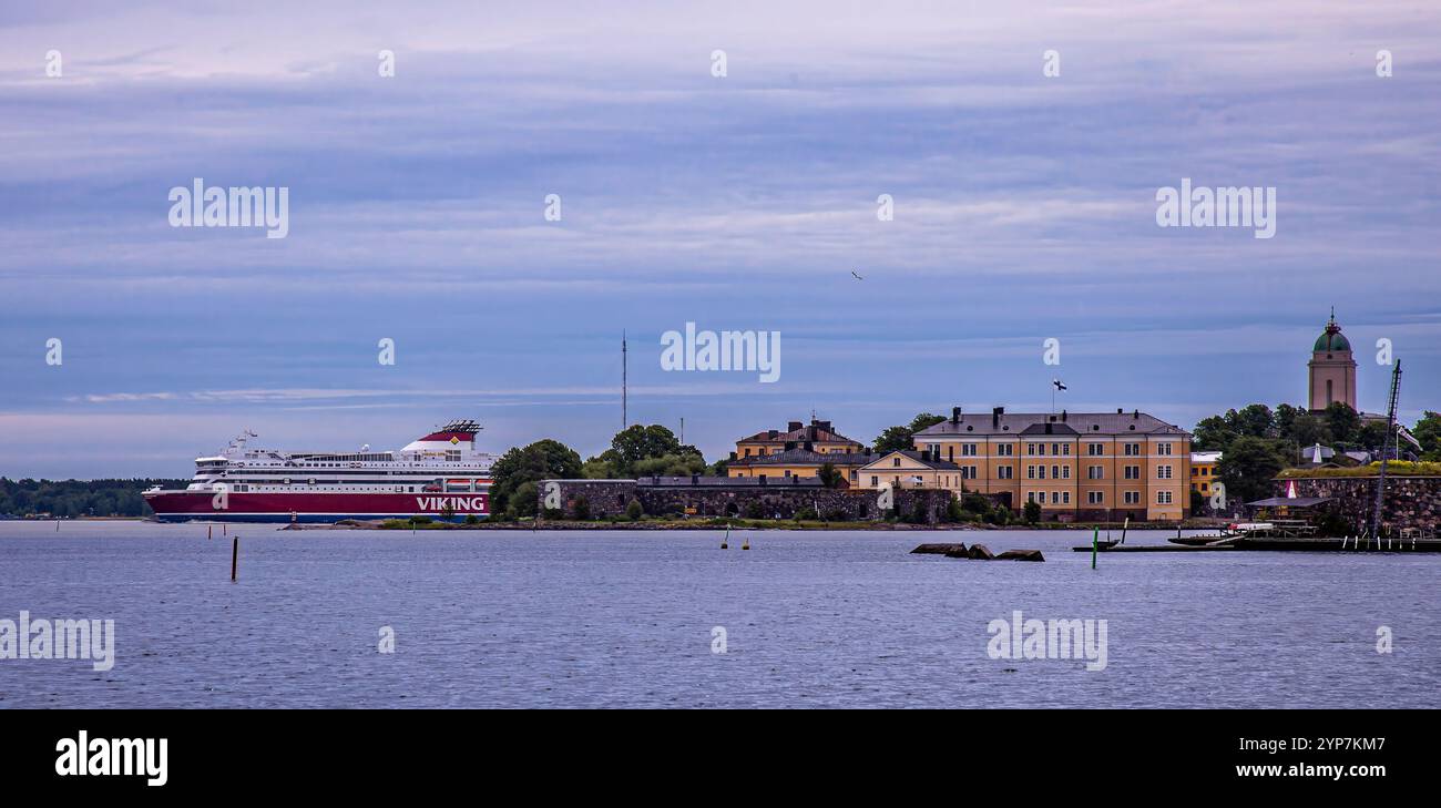 Helsinki, Finlandia 2025, splendido paesaggio urbano da Helsinki. Finlandia. Paesaggio urbano di Helsinki con la cattedrale di Helsinki e la piazza del mercato, Finlandia Foto Stock