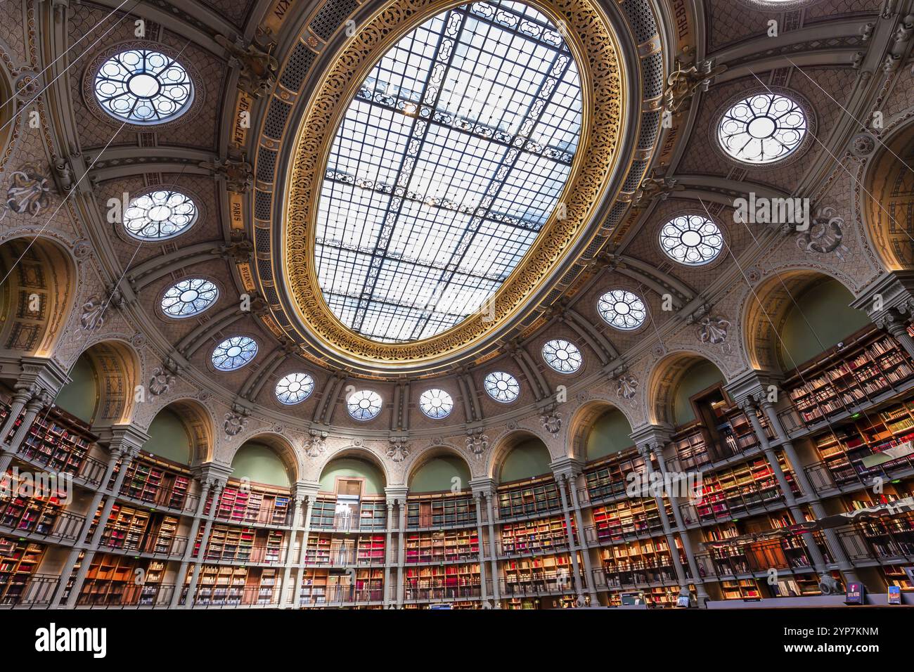 PARIGI, FRANCIA, 20 OTTOBRE 2022 : Sala di lettura ovale nella Biblioteca Nazionale, sito Richelieu, Parigi, francia, costruita dagli architetti Jean-Louis Pascal. E Alf Foto Stock