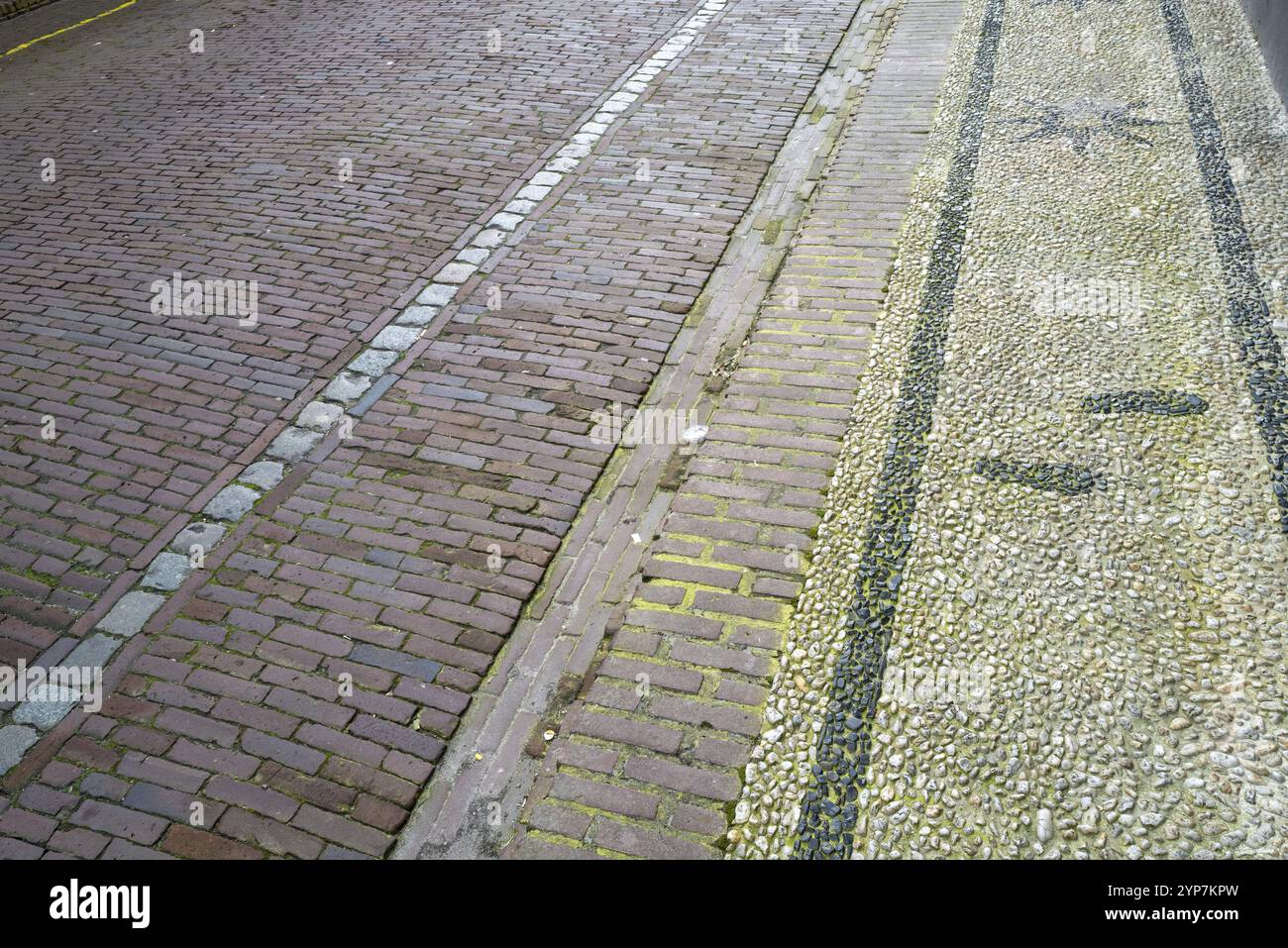 Strada e marciapiede con pavimentazione a motivi geometrici Foto Stock