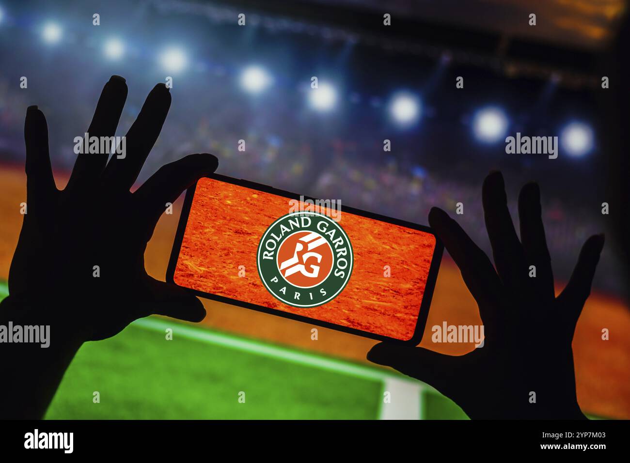 In questa immagine, il logo Roland-Garros (French Open) viene visualizzato sullo schermo di uno smartphone Foto Stock