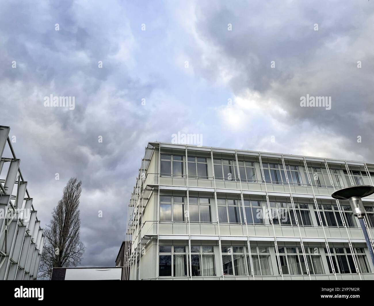 Moderno edificio per uffici in cemento e acciaio Foto Stock