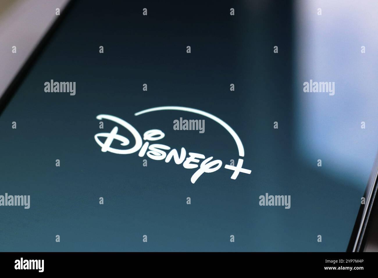 In questa immagine, il logo dell'app di streaming Disney Plus viene visualizzato sullo schermo dello smartphone Foto Stock