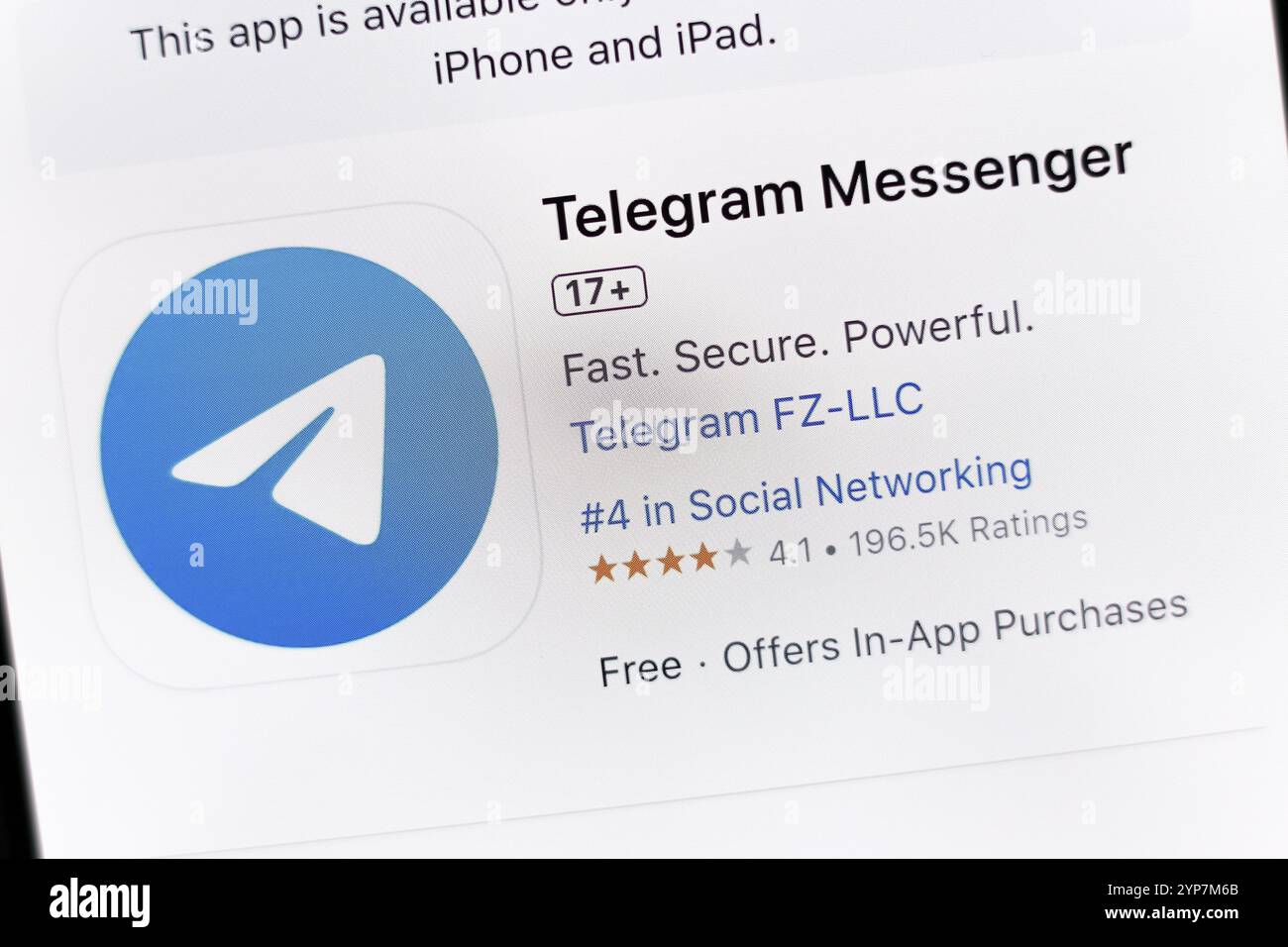 In questa immagine, l'app Telegram Messenger è visibile nella pagina di download dell'Apple Store sullo schermo dello smartphone Foto Stock