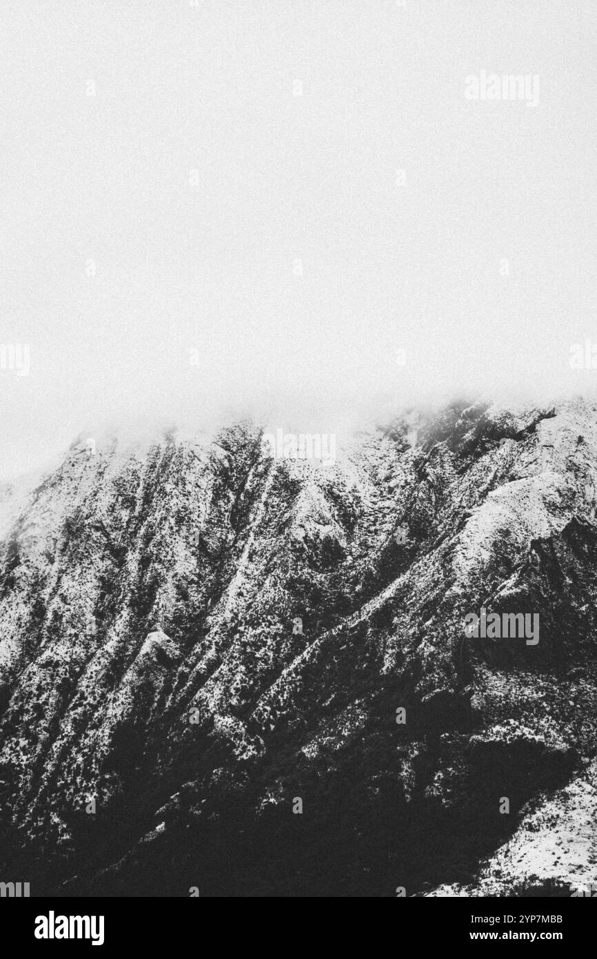 Una spettacolare e nebbiosa vetta di montagna parzialmente oscurata dalle nuvole, Wanaka, nuova Zelanda, Oceania Foto Stock