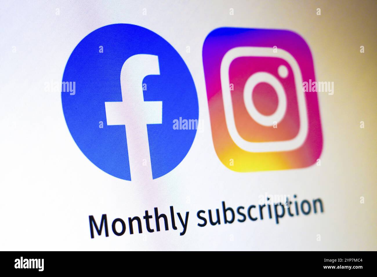 In questa illustrazione fotografica, i loghi Facebook e Instagram e le parole Foto Stock