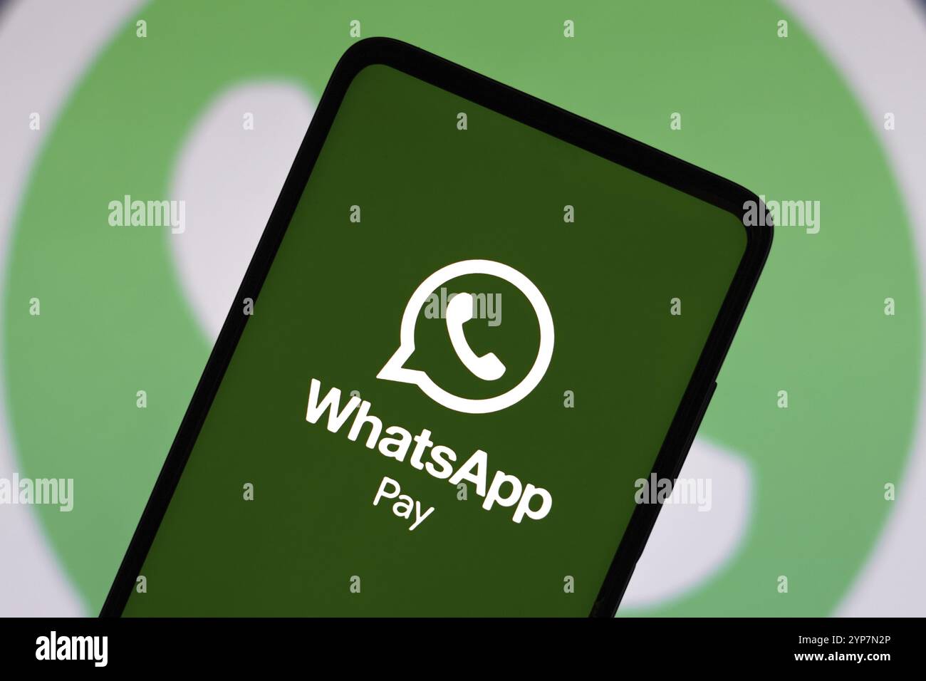In questa immagine, il logo WhatsApp Pay visualizzato su uno smartphone Foto Stock