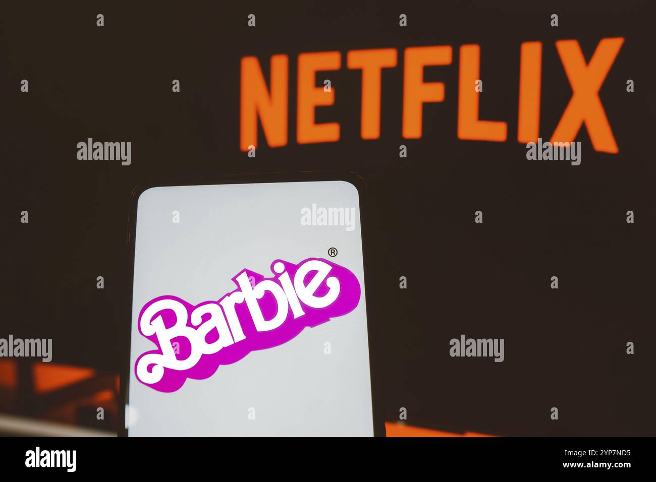 Sullo sfondo, il logo di streaming Netflix Foto Stock