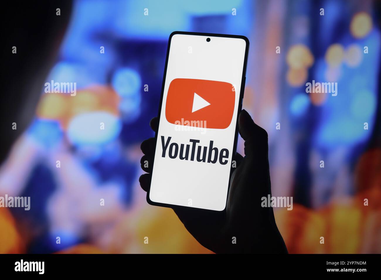 In questa immagine, il logo YouTube viene visualizzato sullo schermo di uno smartphone Foto Stock