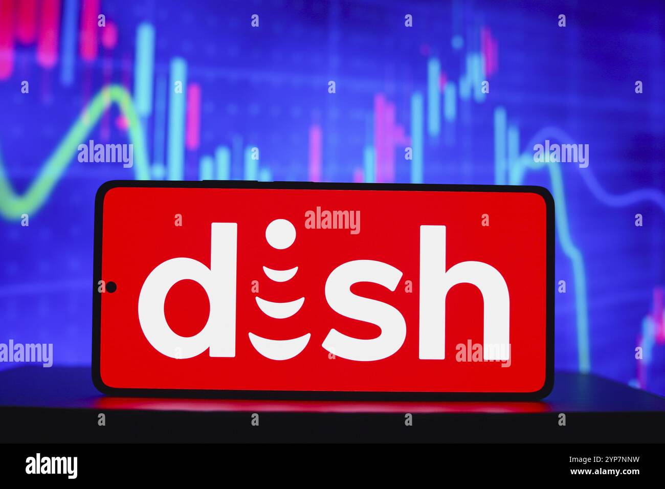 In questa immagine, il logo Dish Network Corporation viene visualizzato sullo schermo di uno smartphone Foto Stock