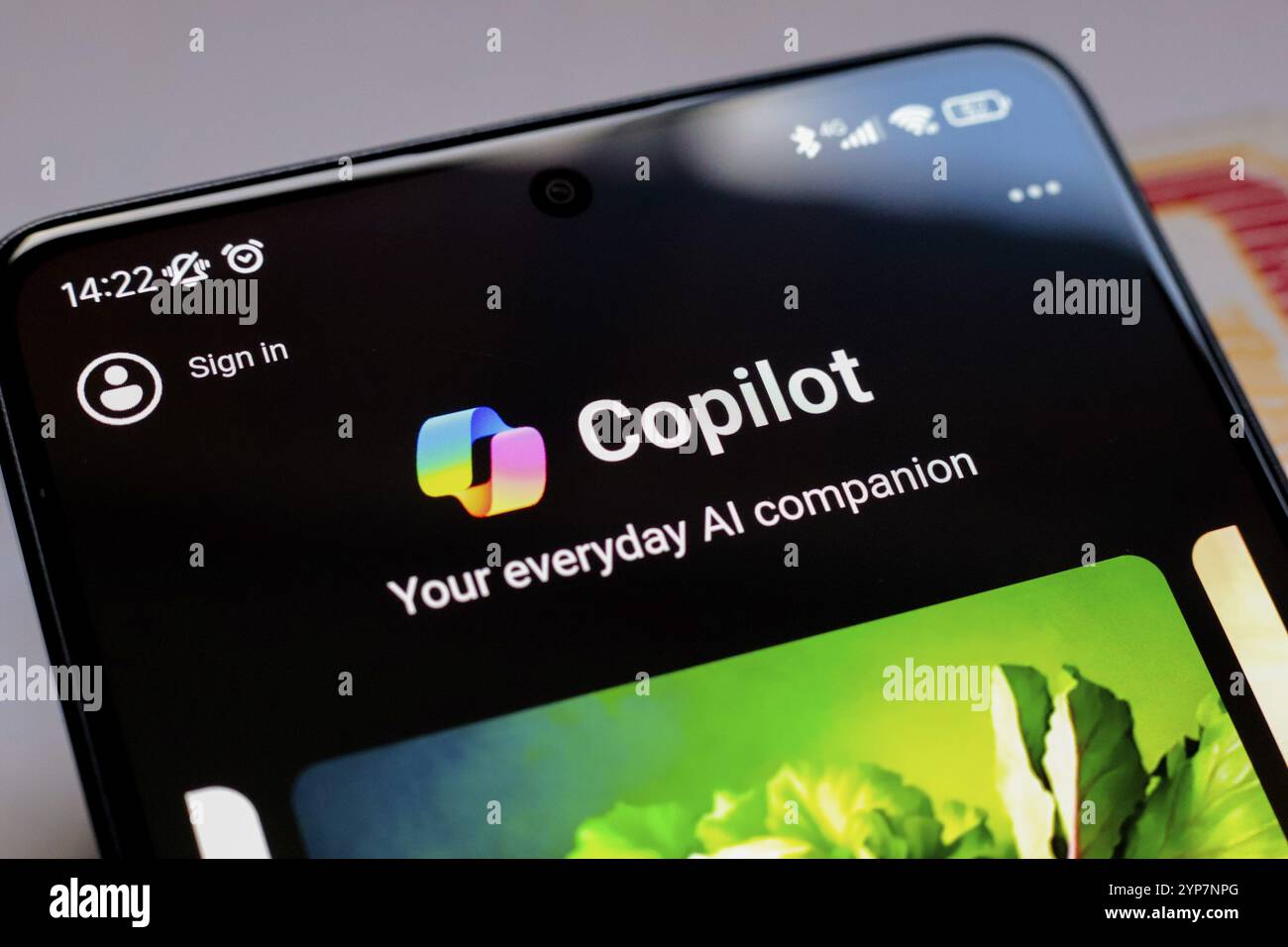 In questa immagine, la pagina iniziale dell'applicazione Microsoft Copilot viene visualizzata sullo schermo dello smartphone Foto Stock