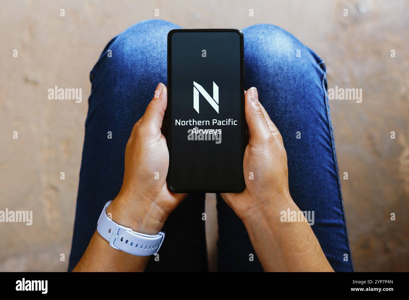 In questa immagine, il logo Northern Pacific Airways (NPA) viene visualizzato sullo schermo di uno smartphone Foto Stock