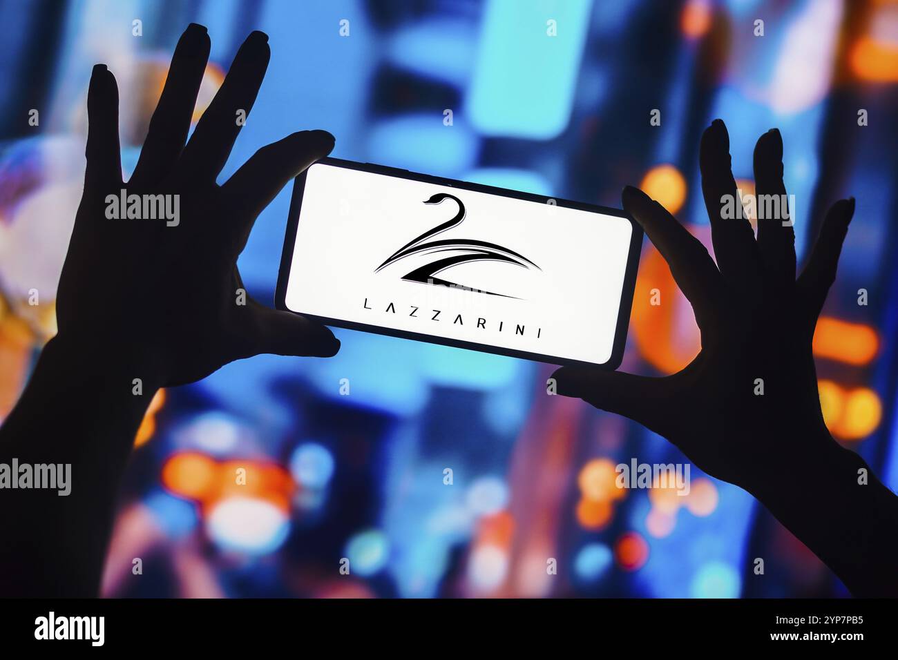 In questa immagine, il logo Lazzarini Design Studio viene visualizzato sullo schermo di uno smartphone Foto Stock