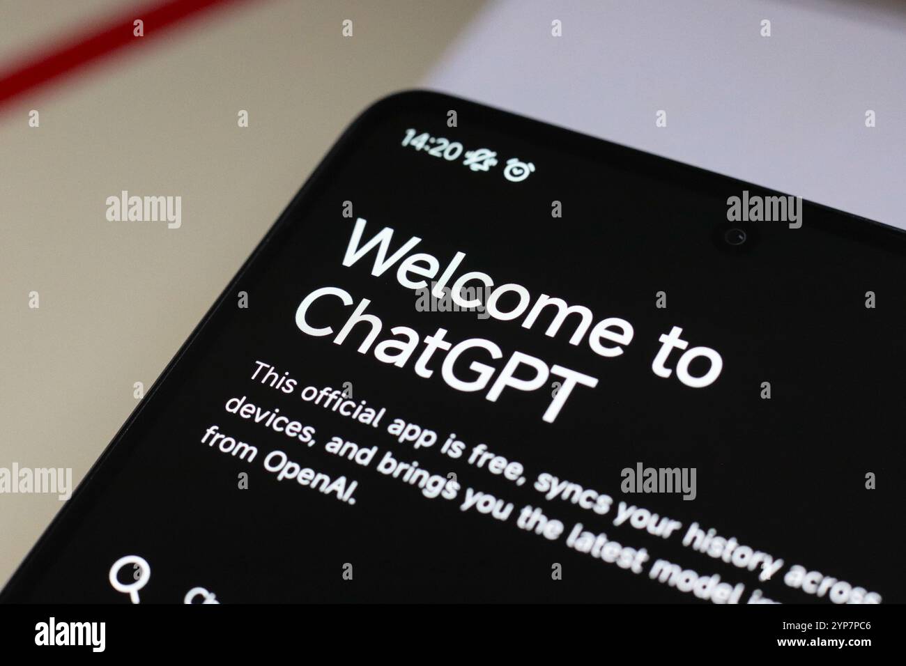 In questa immagine, la pagina iniziale dell'applicazione ChatGPT viene visualizzata sullo schermo dello smartphone Foto Stock