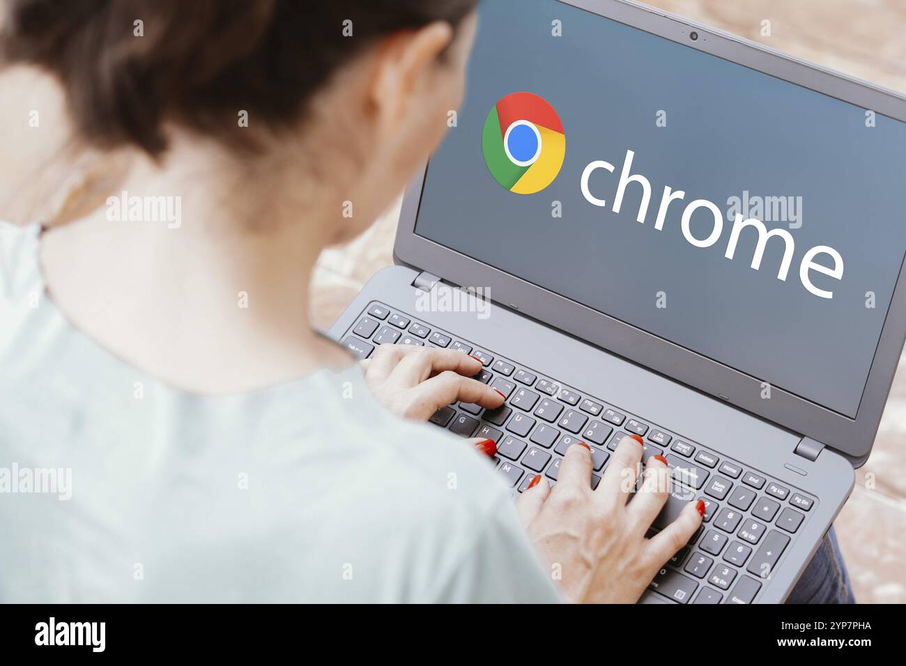 In questa immagine, il logo Google Chrome viene visualizzato sullo schermo di un laptop Foto Stock