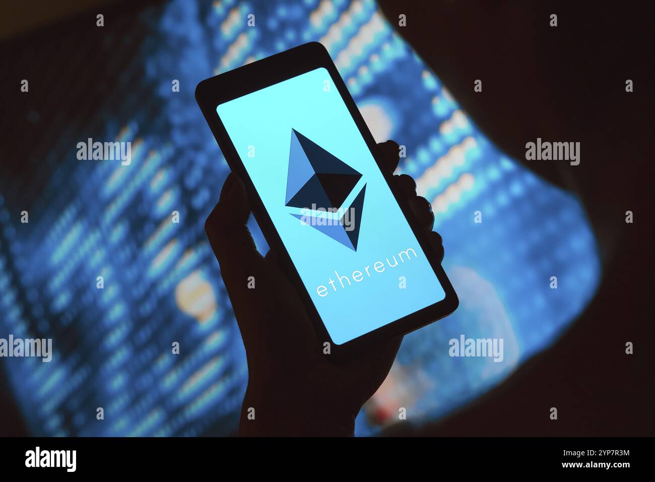 In questa immagine, il logo Ethereum viene visualizzato sullo schermo di uno smartphone Foto Stock