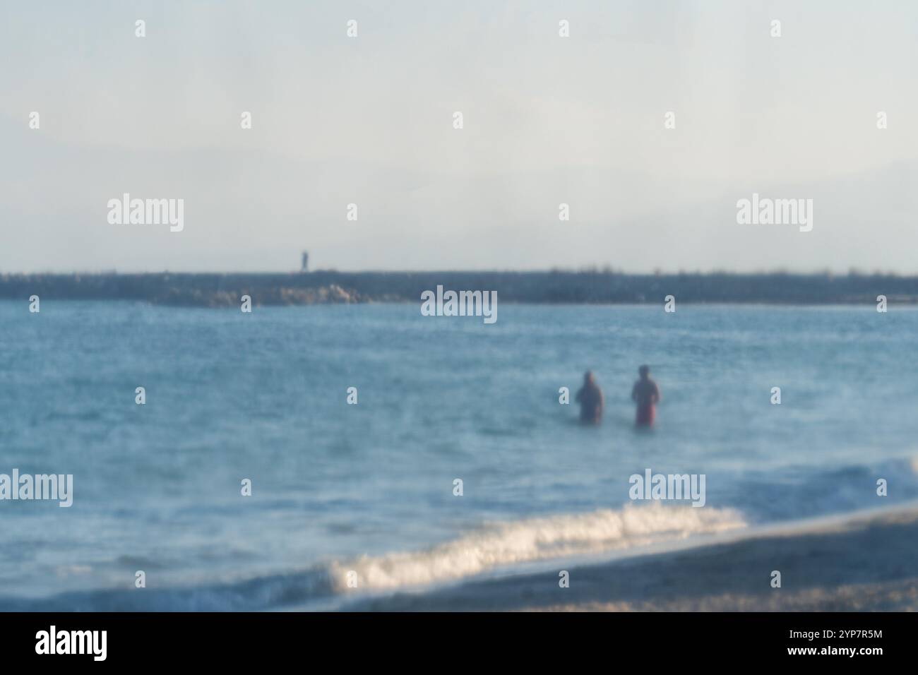 Memorie sbiadite: Figure sfocate nel Mar Egeo Foto Stock