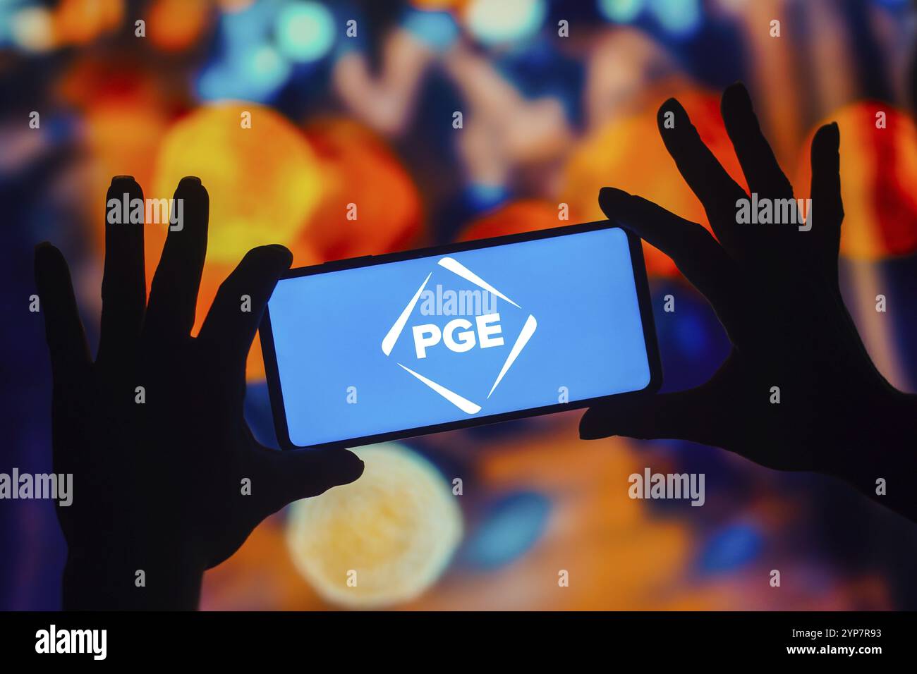 In questa illustrazione fotografica, il logo Portland General Electric (PGE) viene visualizzato su uno schermo mobile dello smartphone Foto Stock
