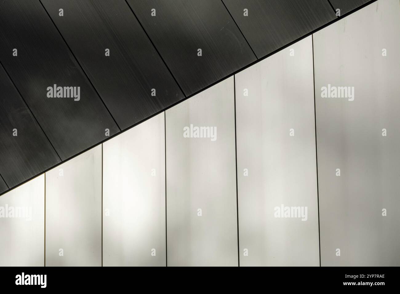 Parete in piastre in acciaio inox Foto Stock