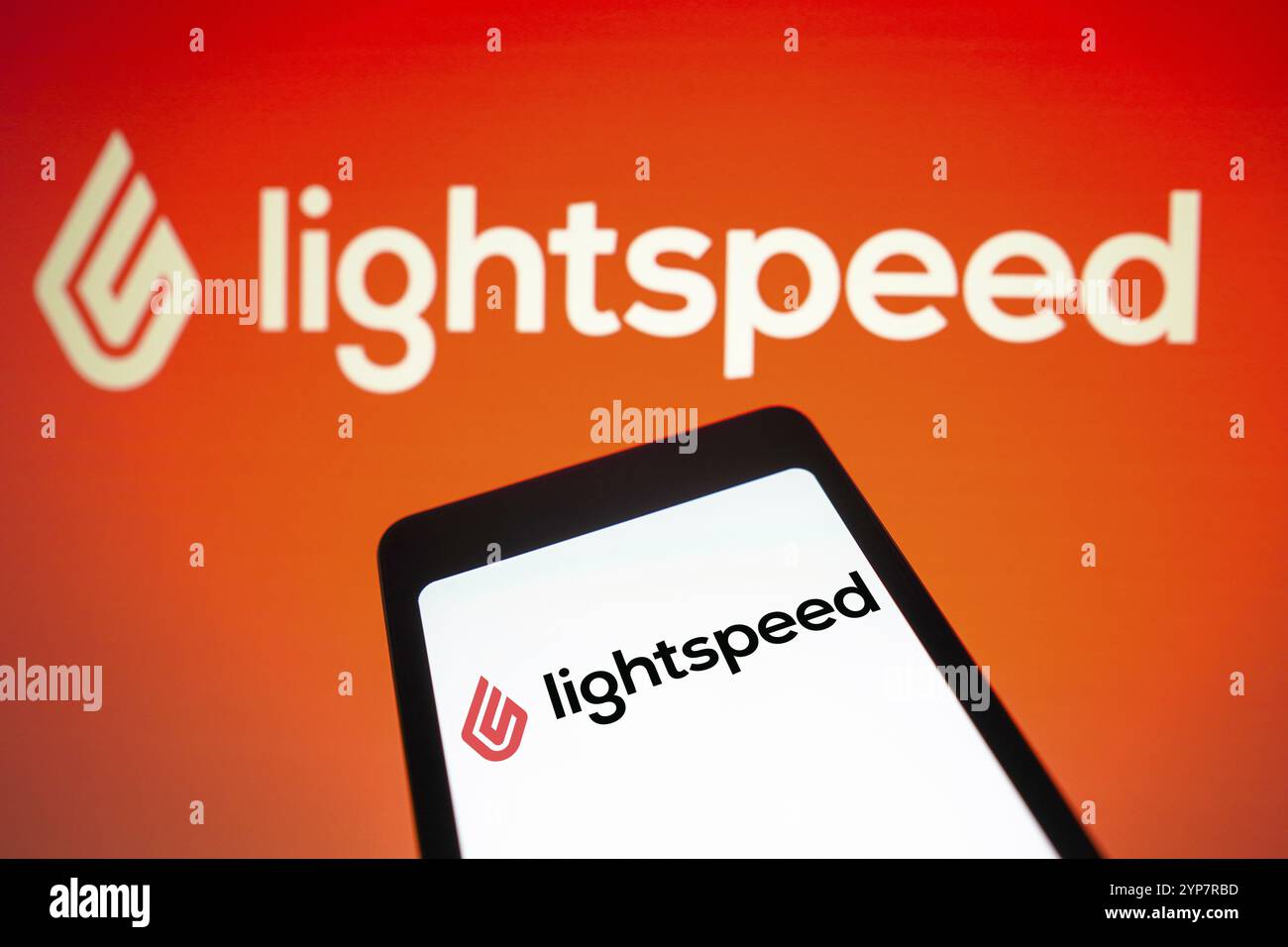 In questa immagine, il logo LightSpeed Commerce viene visualizzato sullo schermo di uno smartphone Foto Stock