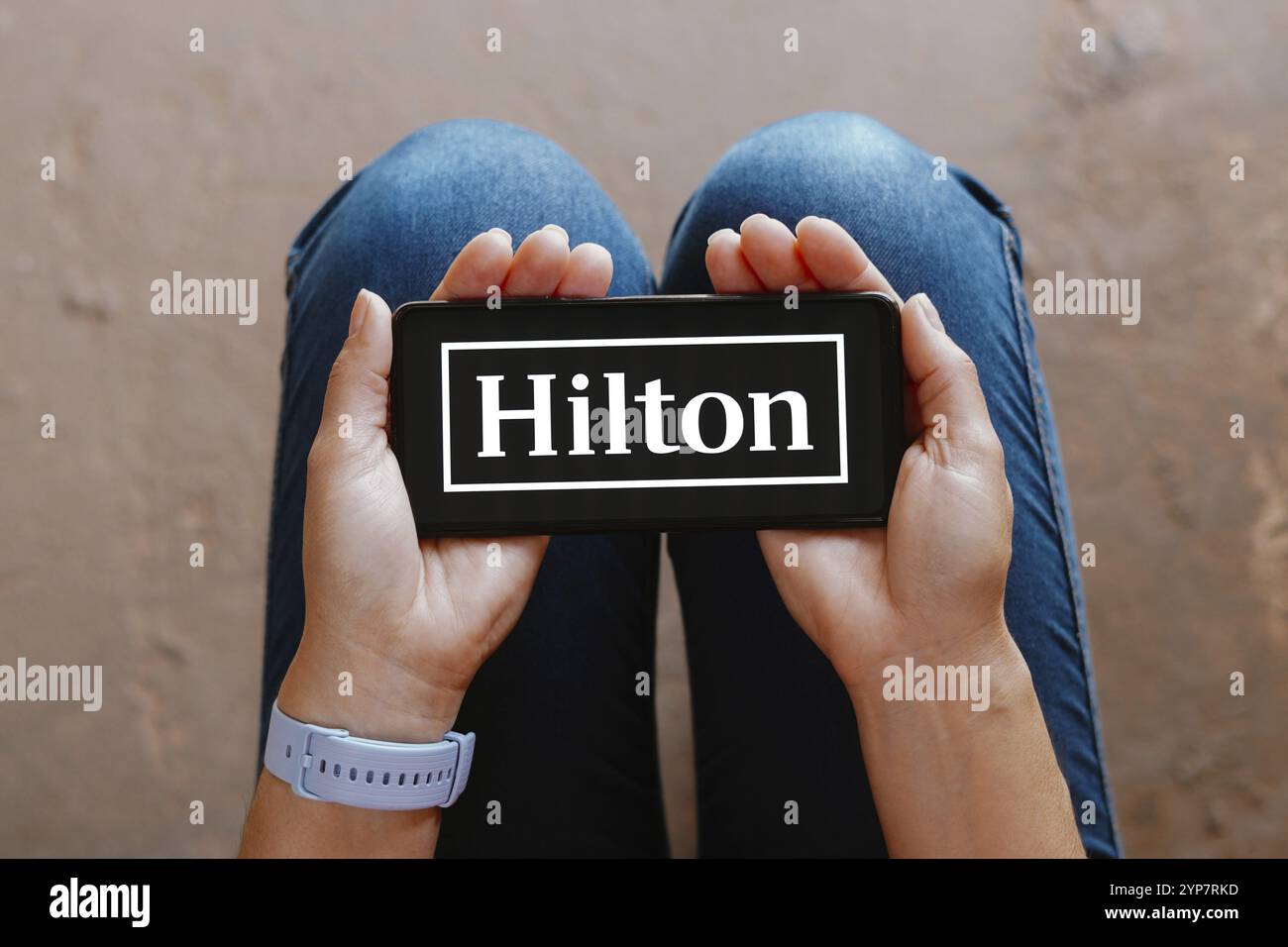 In questa immagine, il logo Hilton Worldwide viene visualizzato sullo schermo di uno smartphone Foto Stock