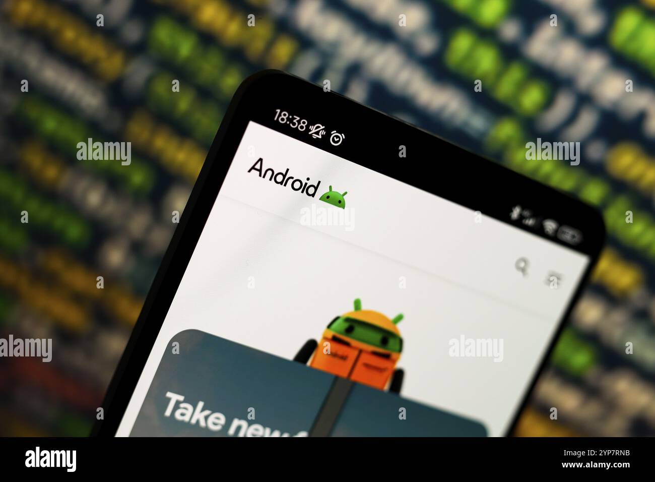 In questa immagine, il logo Android viene visualizzato sul sito Web sullo schermo dello smartphone Foto Stock