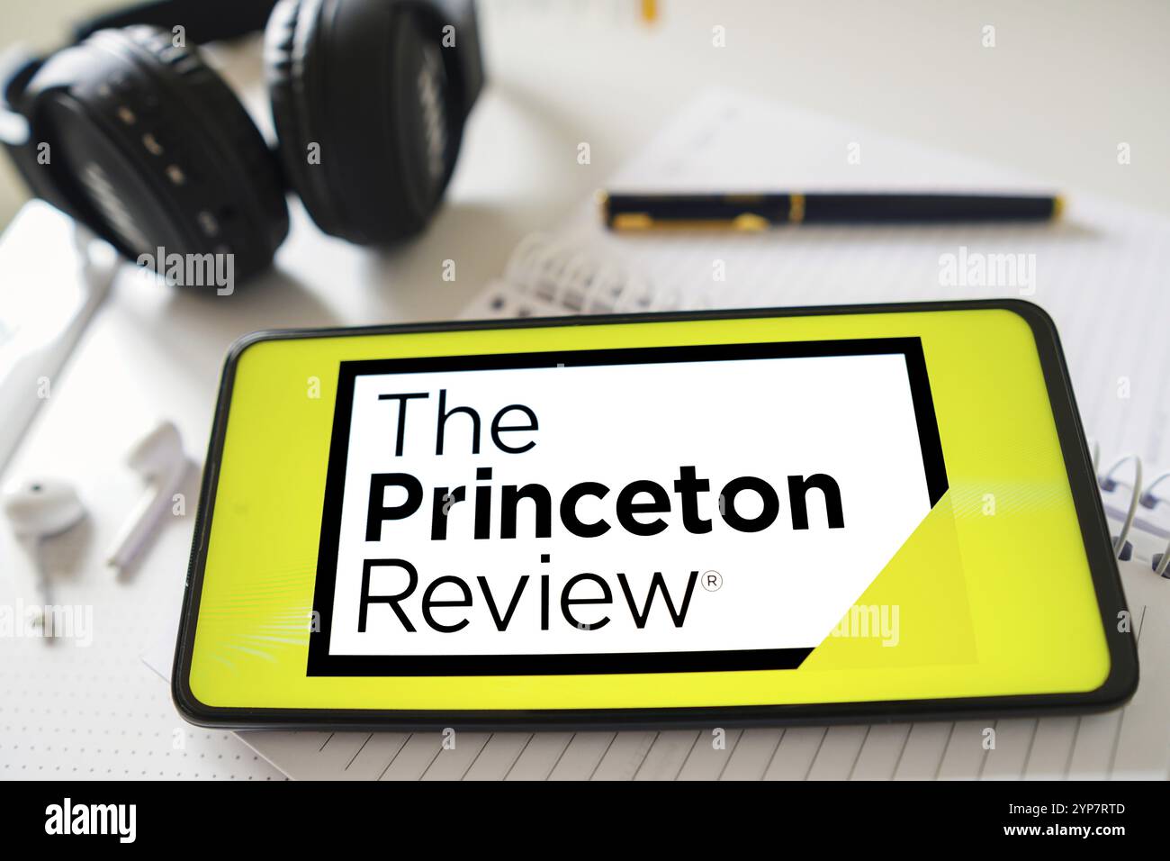 In questa immagine, il logo Princeton Review viene visualizzato sullo schermo di uno smartphone mobile Foto Stock