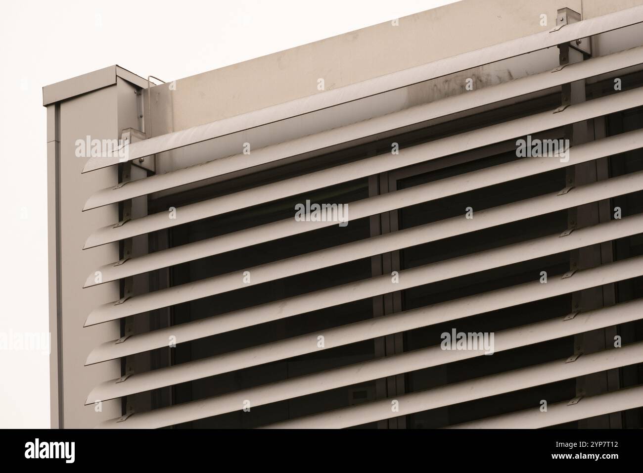 Rivestimento metallico sulla parete di un edificio industriale Foto Stock