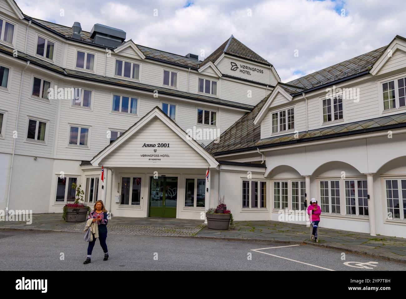 Il villaggio di Eidfjord in Norvegia e l'hotel Voringfoss che offre camere con vista sul fiordo, Norvegia, Europa, 2024, ex Quality Hotel Foto Stock