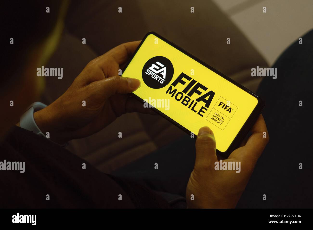 In questa immagine, il logo FIFA Mobile viene visualizzato sullo schermo di uno smartphone Foto Stock