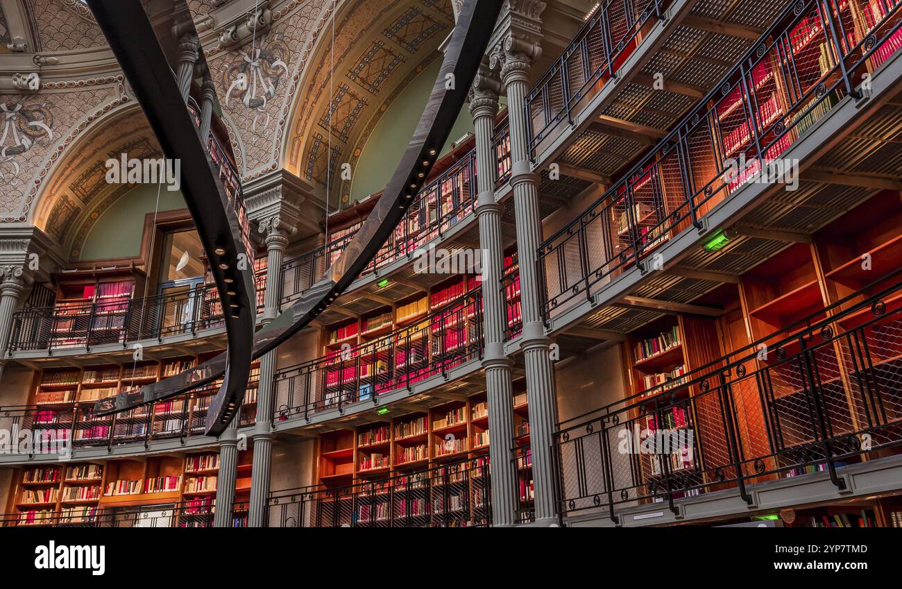 PARIGI, FRANCIA, 20 OTTOBRE 2022 : Sala di lettura ovale nella Biblioteca Nazionale, sito Richelieu, Parigi, francia, costruita dagli architetti Jean-Louis Pascal. E Alf Foto Stock