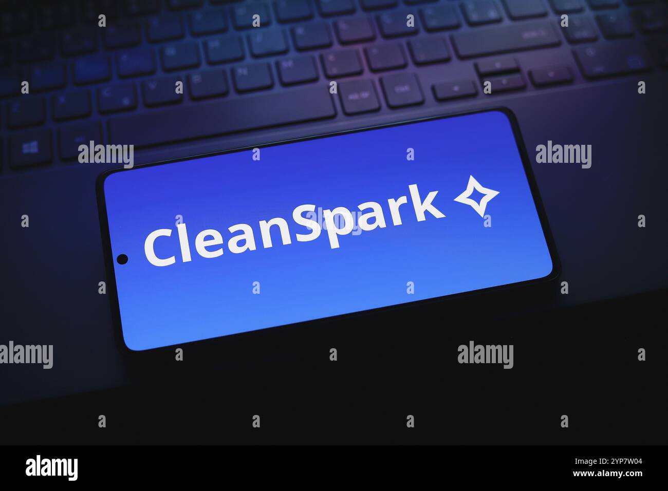 In questa immagine, il logo CleanSpark viene visualizzato sullo schermo di uno smartphone Foto Stock