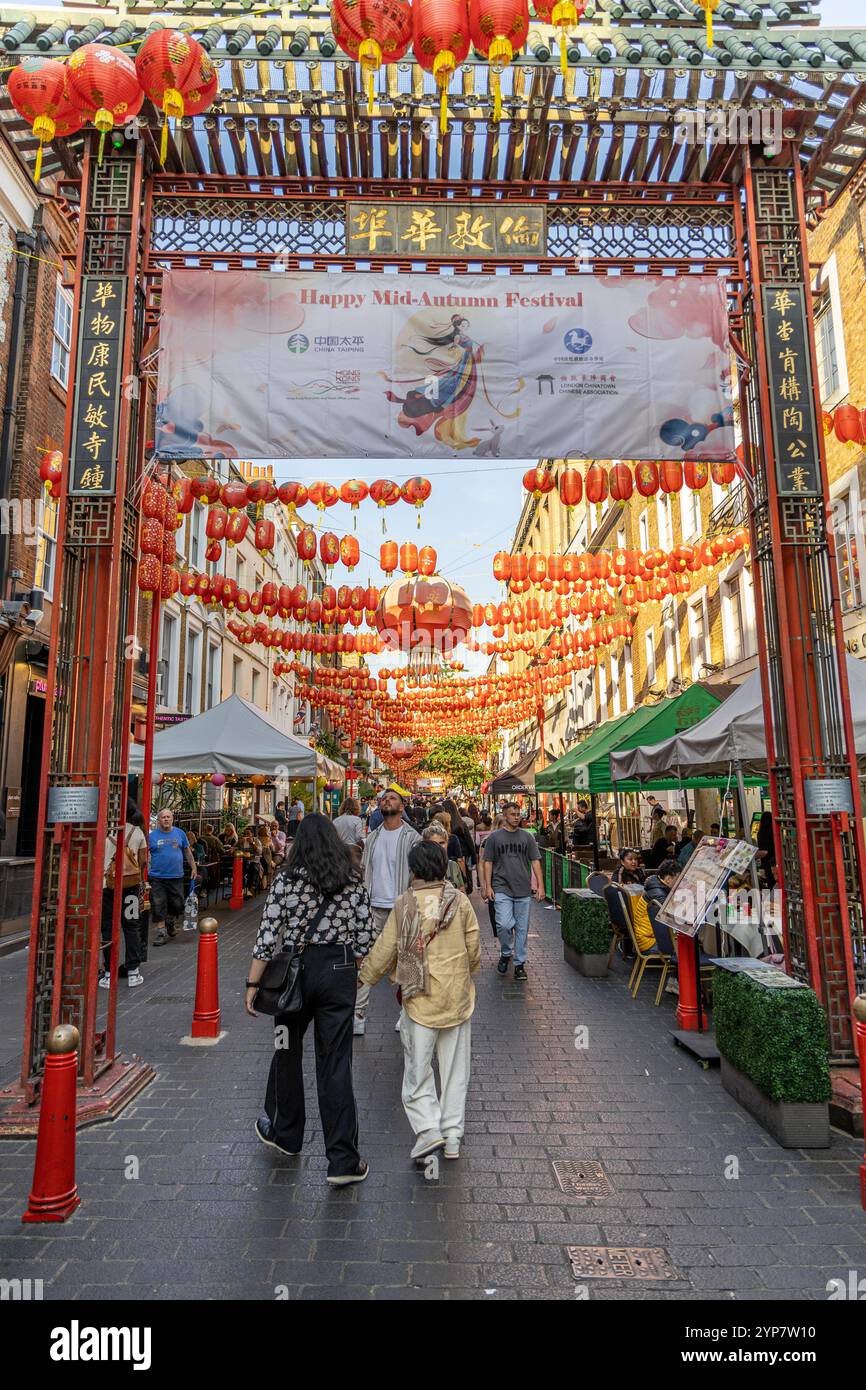 Londra, Regno Unito - 19 settembre 2024: Chinatown di Londra decorata per il Mid-Autumn Festival, vivace scena di strada con lanterne e fascino culturale. Foto Stock