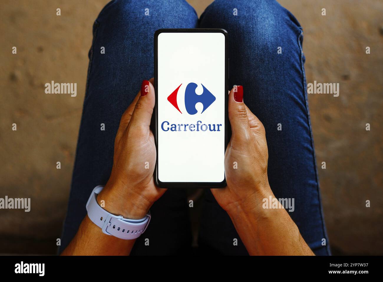 In questa immagine, il logo Carrefour viene visualizzato sullo schermo di uno smartphone Foto Stock