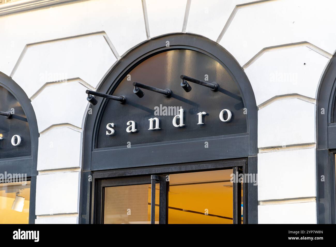 Londra, Regno Unito - 19 settembre 2024: Esterno del negozio di moda Sandro a Covent Garden, un marchio di moda di stilisti francesi. Foto Stock