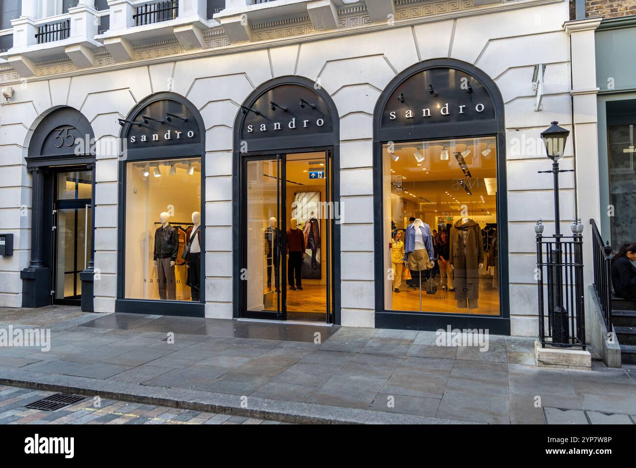 Londra, Regno Unito - 19 settembre 2024: Esterno del negozio di moda Sandro a Covent Garden, un marchio di moda di stilisti francesi. Foto Stock