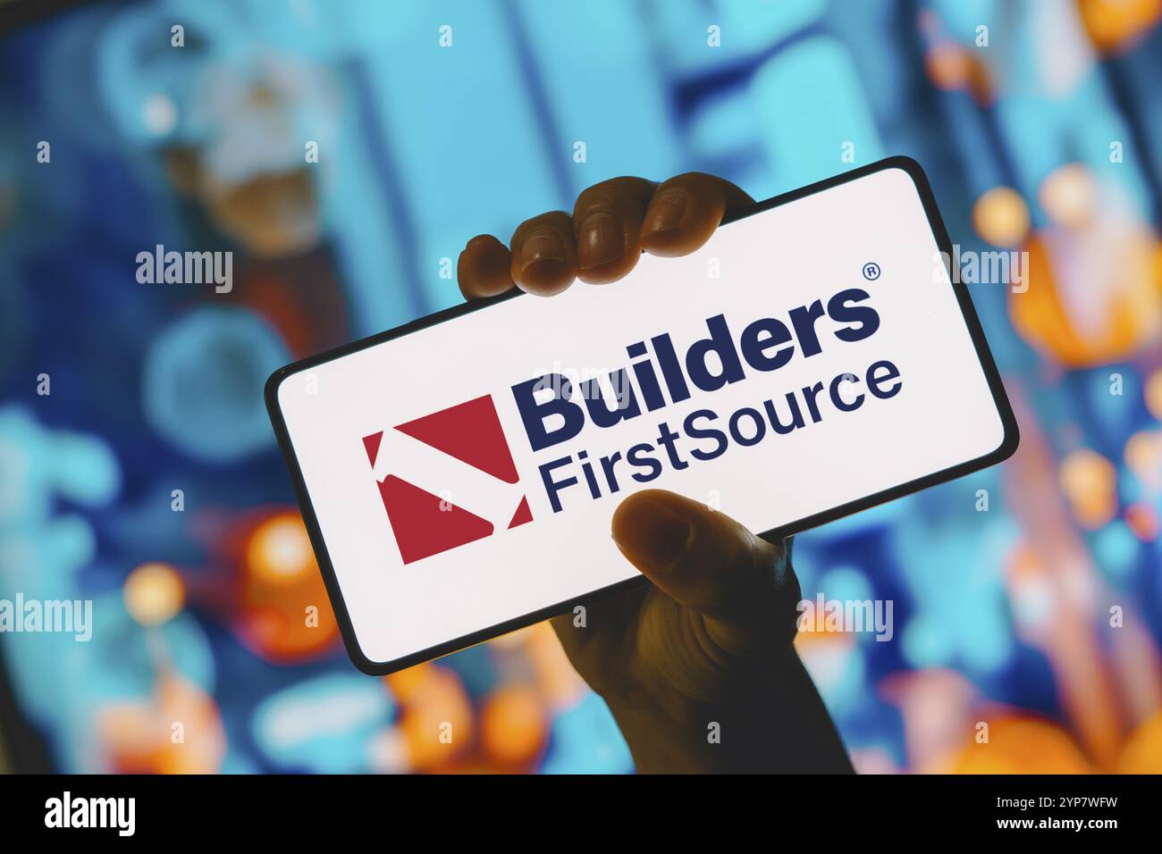 In questa immagine, il logo Builders FirstSource viene visualizzato sullo schermo di uno smartphone Foto Stock