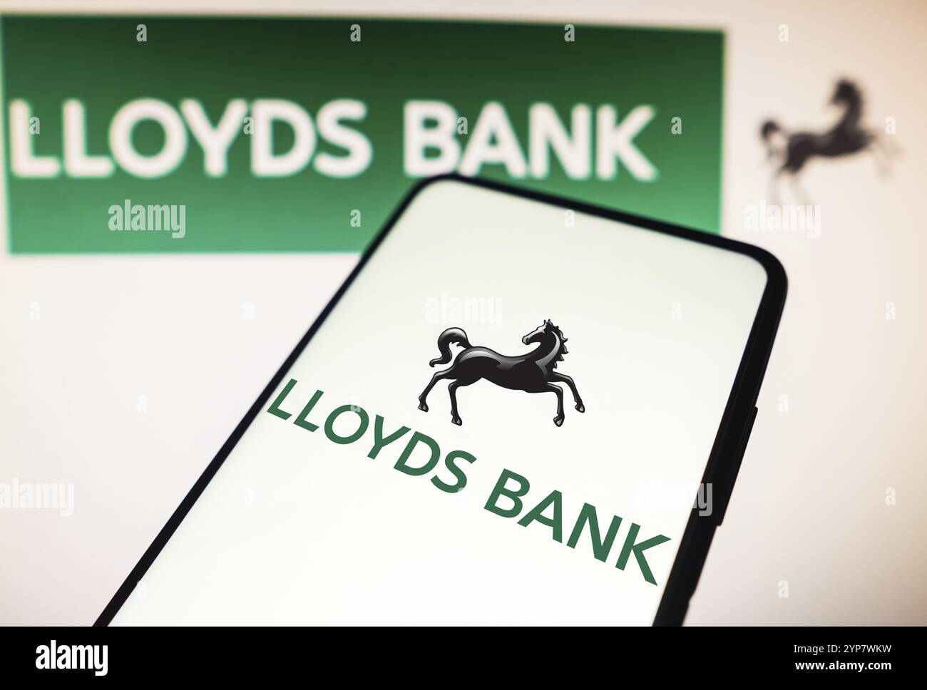 In questa immagine, il logo Lloyds Bank viene visualizzato su uno smartphone Foto Stock