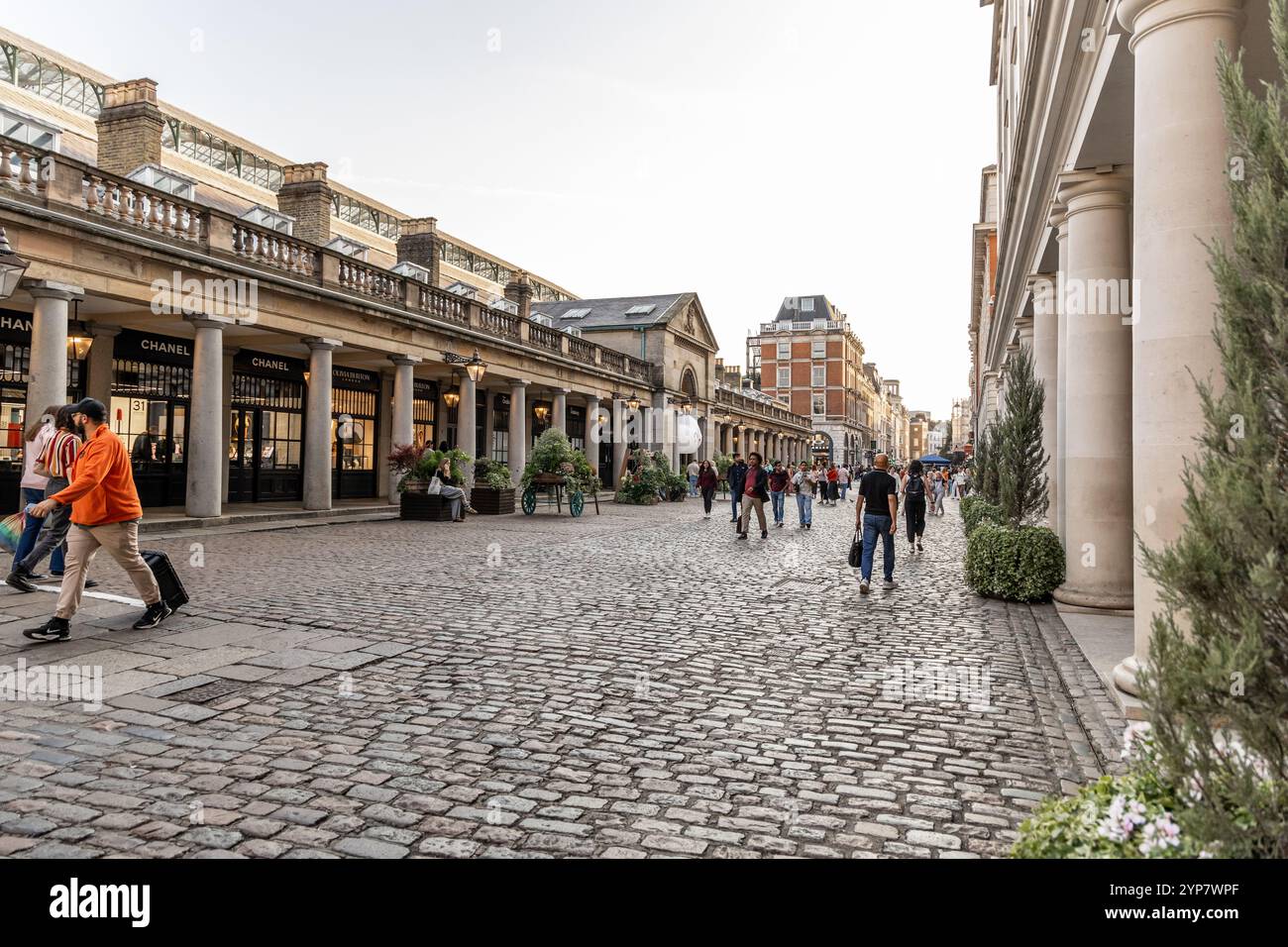 Londra, Regno Unito - 19 settembre 2024: La famosa Covent Garden plaza di Londra, con strade acciottolate, boutique di lusso e una folla vivace e cosmopolita Foto Stock