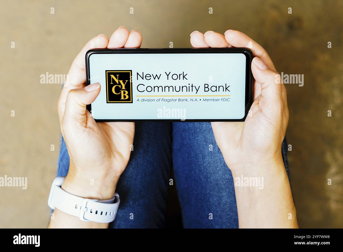 In questa illustrazione fotografica, il logo della New York Community Bank (NYCB) visualizzato su uno smartphone Foto Stock