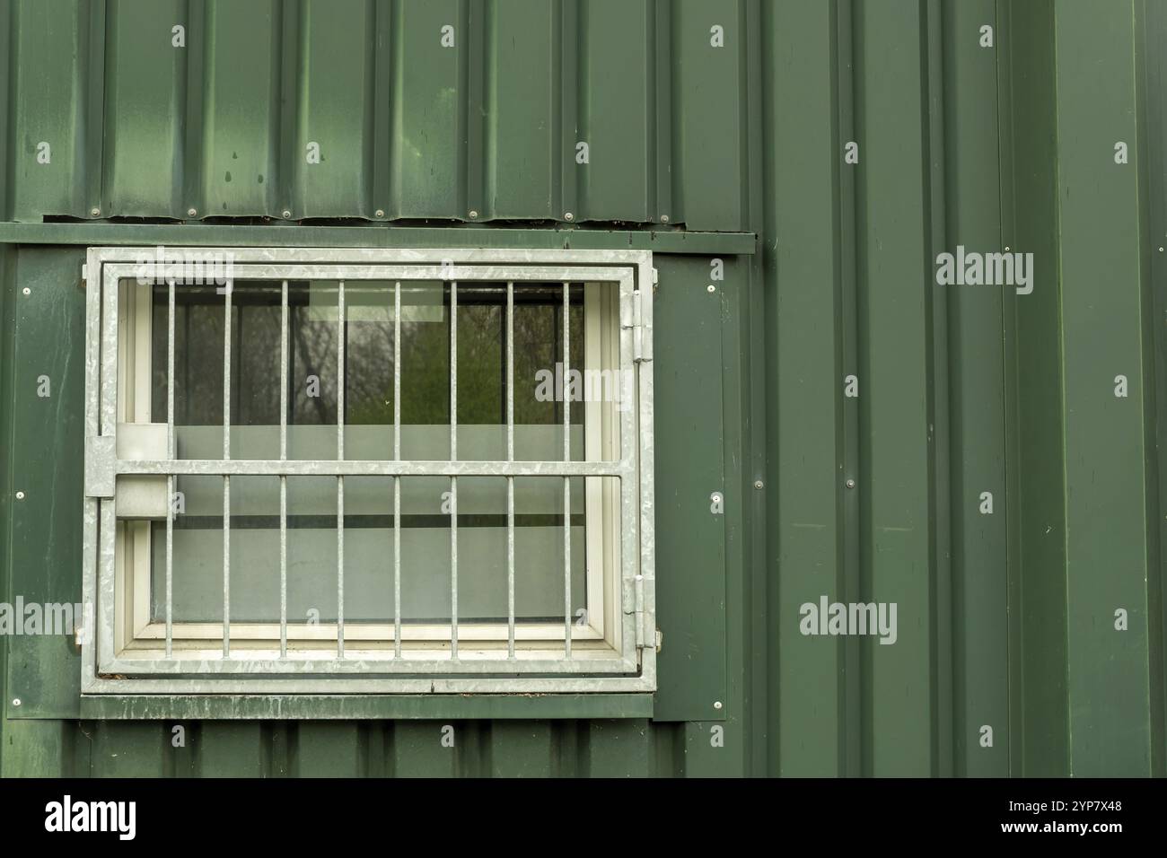 Vecchio edificio di uffici con finestre e aria condizionata Foto Stock