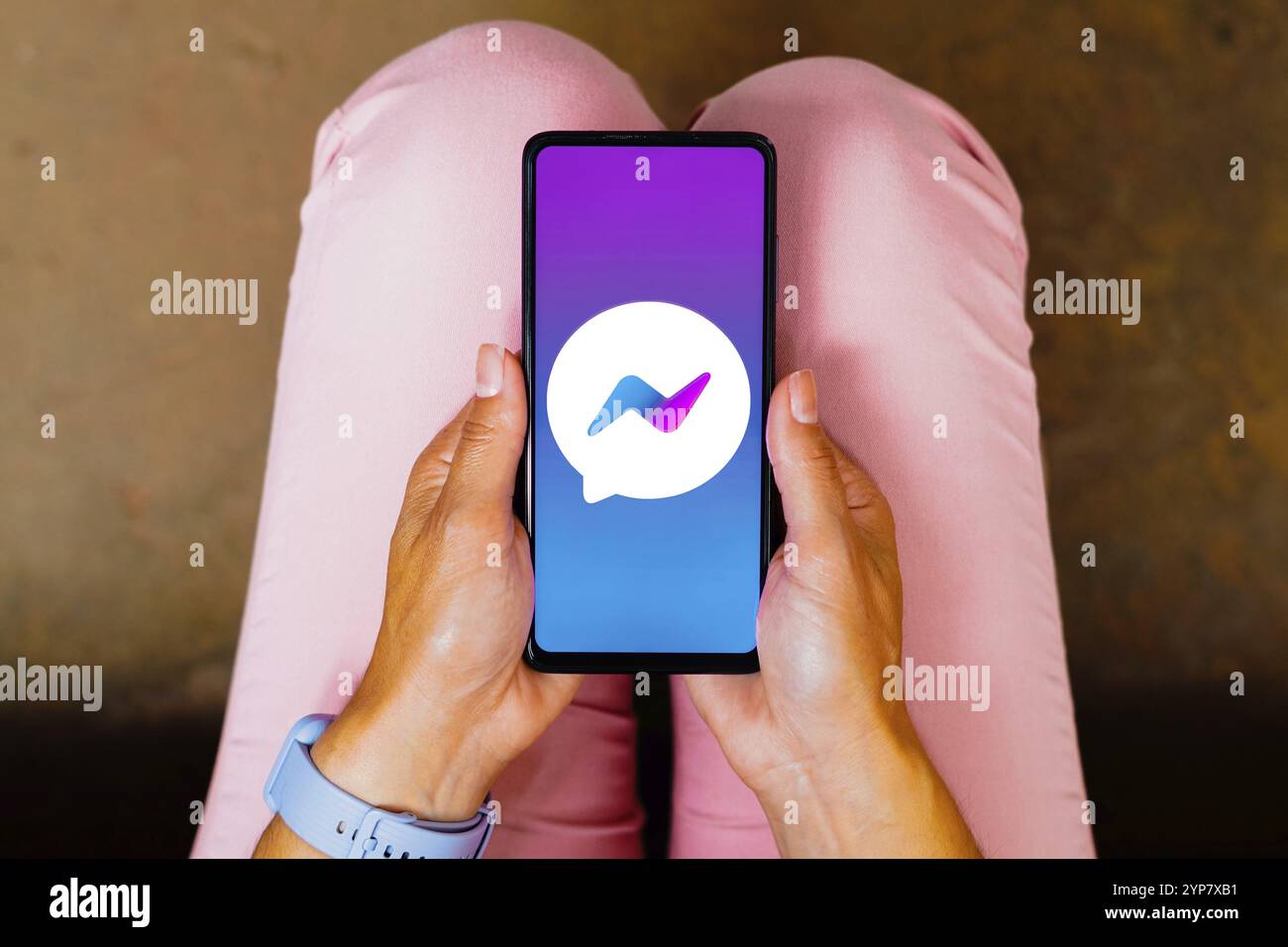 In questa immagine, il logo di Facebook Messenger viene visualizzato sullo schermo di uno smartphone Foto Stock