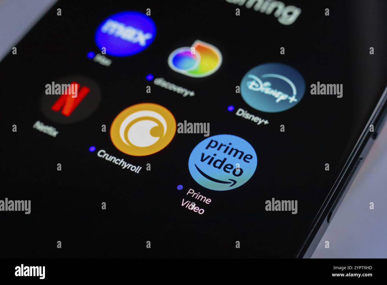 In questa illustrazione fotografica, vengono visualizzati i loghi delle app di streaming video Max, Discovery Plus, Disney Plus, Netflix, Crunchyroll e prime Video Foto Stock