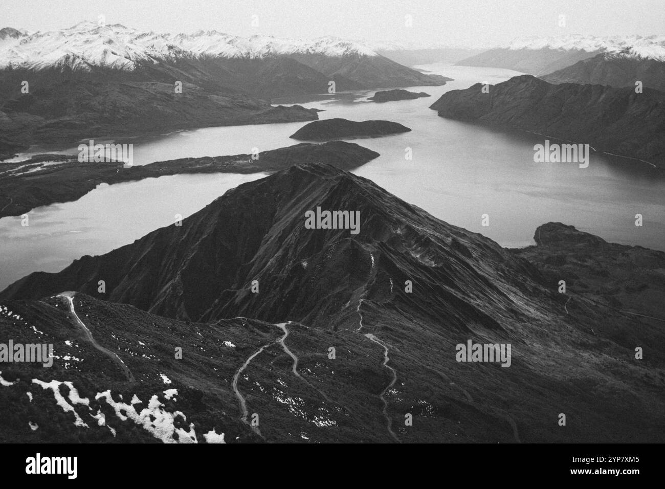 Suggestivo paesaggio di montagna bianco e nero con un grande lago e isole, Roys Peak, Wanaka, nuova Zelanda, Oceania Foto Stock