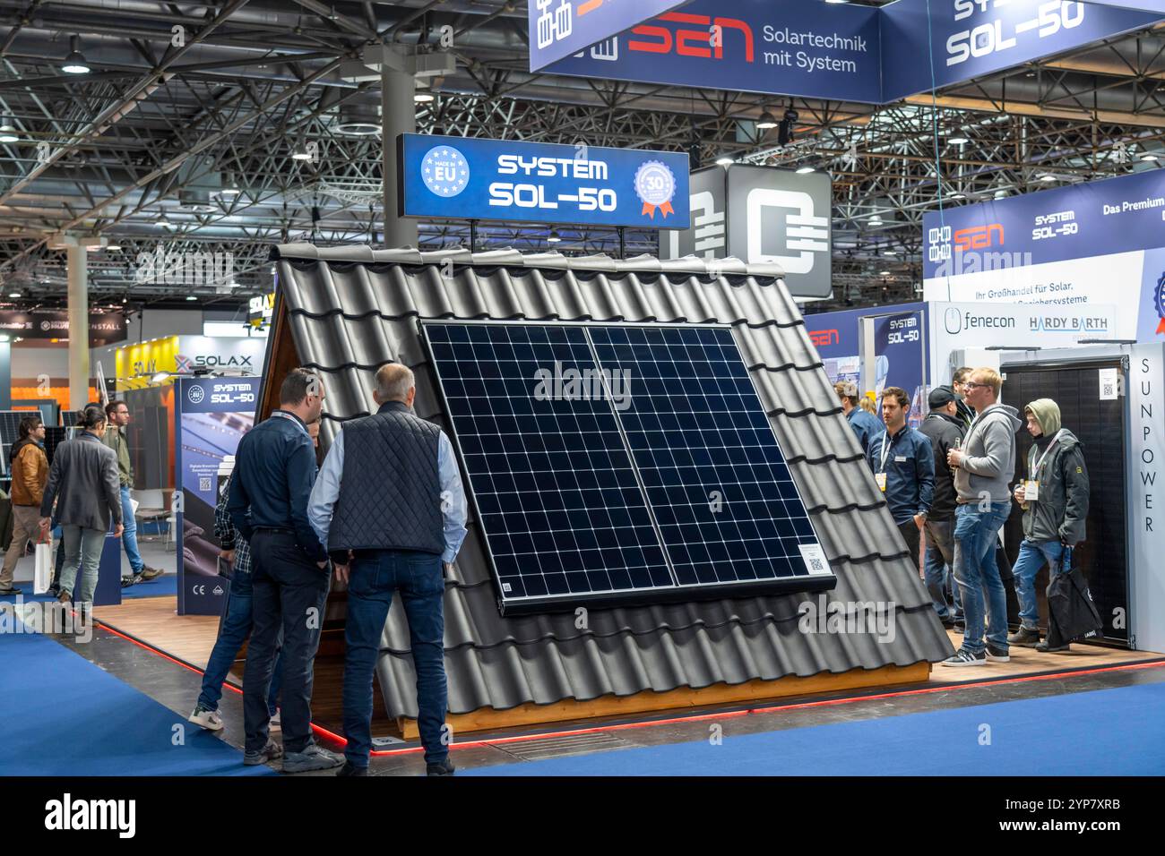 Solar Solutions Düsseldorf, oltre 250 espositori internazionali presentano prodotti e servizi dell'industria solare, dello stoccaggio intelligente, dei veicoli elettrici Foto Stock