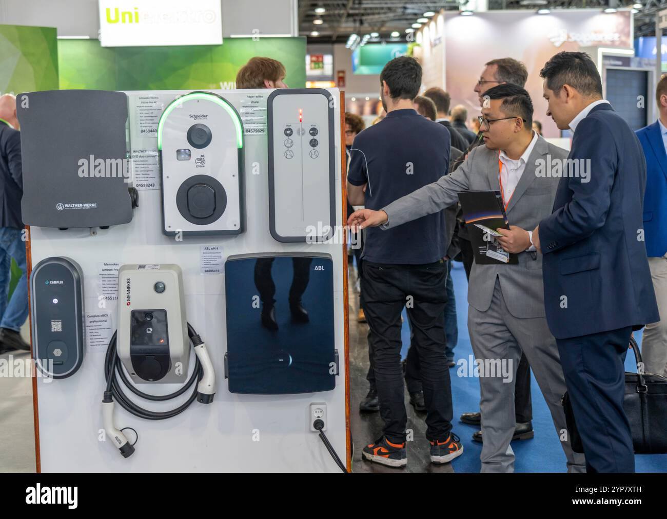 Sistemi wallbox alla fiera Solar Solutions Düsseldorf, oltre 250 espositori internazionali presentano prodotti e servizi dell'industria solare, Foto Stock