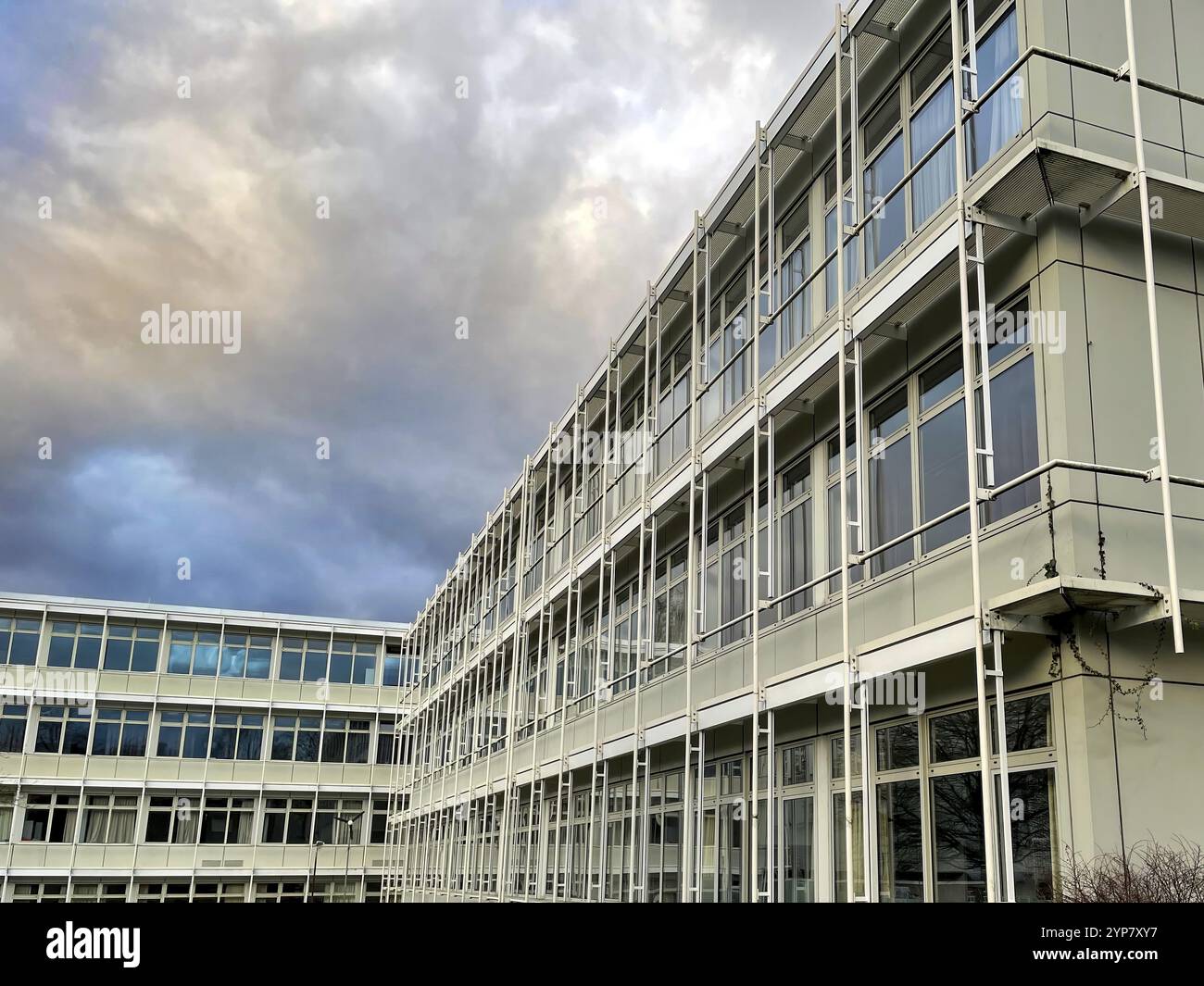 Moderno edificio per uffici in cemento e acciaio Foto Stock