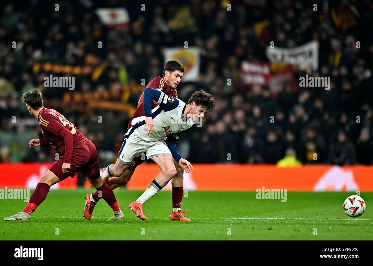 Londra, Regno Unito. 28 ottobre 2024. Archie Gray (Spurs) cade mentre viene affrontato da Nicola Zalewski (Roma) durante la partita del Tottenham Hotspur V COME Roma UEFA Europa Conference League del giorno 4 allo stadio Tottenham Hotspur di Londra. Questa immagine è SOLO per USO EDITORIALE. Licenza richiesta da Football DataCo per qualsiasi altro utilizzo. Crediti: MARTIN DALTON/Alamy Live News Foto Stock