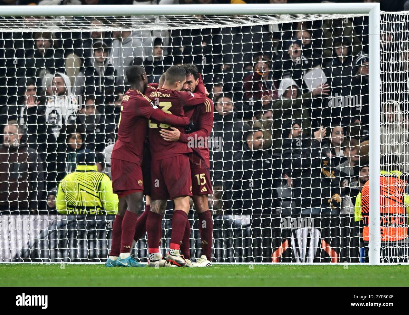 Londra, Regno Unito. 28 ottobre 2024. OBIETTIVO. Il marcatore Mats Hummels (CON IL NOME di Roma, 15 anni) si è congratulato con i suoi compagni di squadra durante il Tottenham Hotspur V COME Roma UEFA Europa Conference League Matchday 4 allo stadio Tottenham Hotspur di Londra. Questa immagine è SOLO per USO EDITORIALE. Licenza richiesta da Football DataCo per qualsiasi altro utilizzo. Crediti: MARTIN DALTON/Alamy Live News Foto Stock