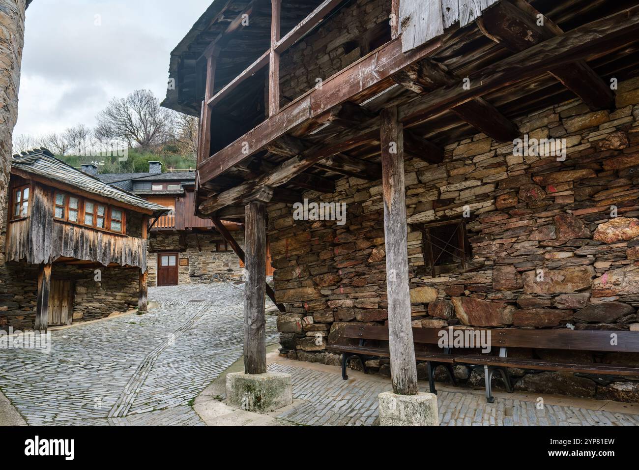 Esplorando le affascinanti strade di Peñalba de Santiago: Un viaggio nel tempo in un villaggio di scisti Foto Stock