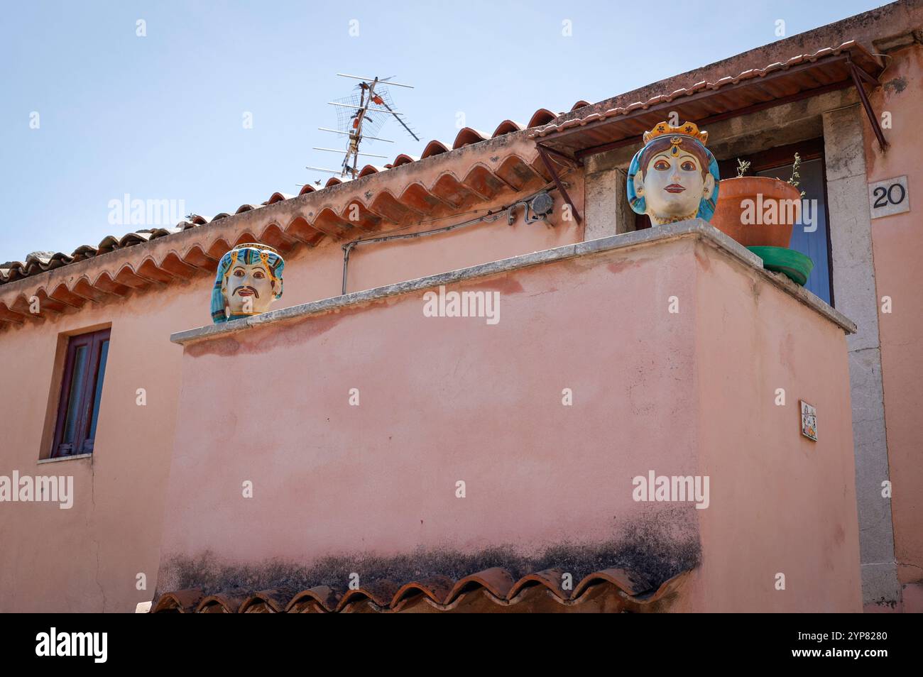 TESTE DI Moro in ceramica SICILIANA o teste di Moro intorno alla città di Taormina, in Sicilia. Moor’s Heads era usato come elemento decorativo nelle case e nei balconi Foto Stock